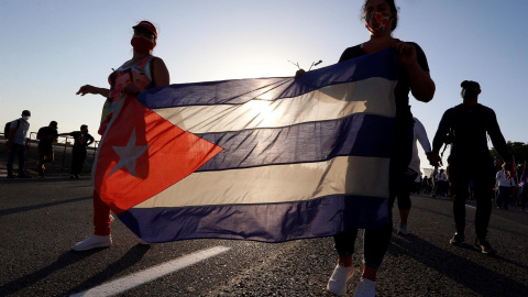  Miles de personas asisten a un acto de apoyo a la revolución, en La Habana (Cuba).- EFE