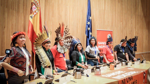 Miembros de la campaña 'Ni una gota más' en el Congreso. Foto: Mídia Índia.