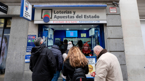  Varias personas hacen cola en la Administración de Loterías 'El jorobado de la suerte' cuando quedan menos de tres semanas para el Sorteo Extraordinario de la Lotería de Navidad, a 7 de diciembre de 2021, en Madrid (España).- EUROPA PRESS