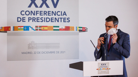  El presidente del Gobierno, Pedro Sánchez, se quita la mascarilla durante la Conferencia de Presidentes extraordinaria celebrada en el Senado, a 22 de diciembre de 2021, en Madrid, (España).- EUROPA PRESS