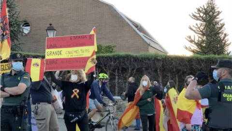  Manifestantes ultras delante de la casa de Pablo Iglesias e Irene Montero. - Agencias