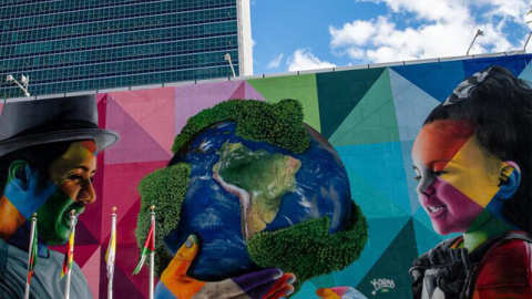 El mural de Eduardo Kobra frente a la sede de la ONU. - ONU / Rick Bajornas.