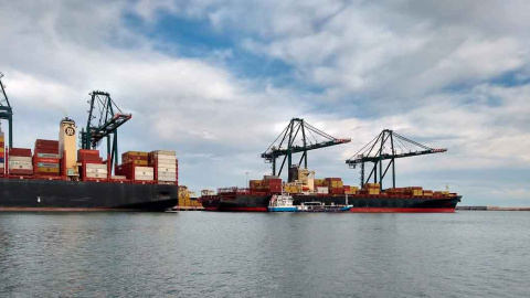 Portacontenedores en el Puerto de Valencia durante el último encuentro del Proyecto EALING. - Proyecto EALING