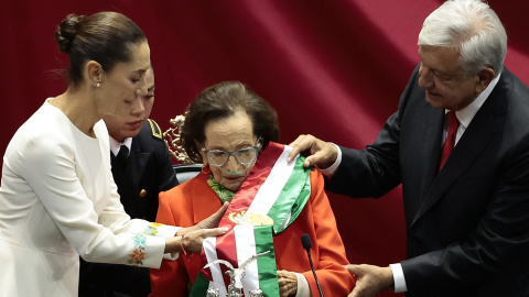 Fotografía de archivo tomada el 1 de octubre que muestra a la presidenta de la Cámara de Diputados de México, Ifigenia Martínez (c), quien falleció este sábado a los 94 años, informó la presidenta de México, Claudia Sheinbaum.- EFE/José Méndez