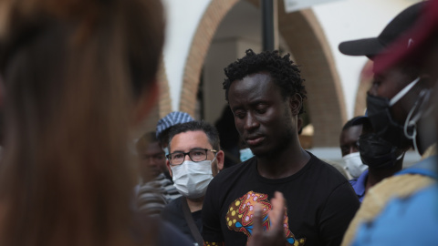 Seydou Diopp, portavoz de los temporeros, frente al Ayuntamiento de Lepe. Foto: Jesús Minchón.