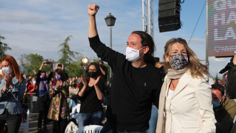 El candidato de Unidas Podemos a la presidencia de la Comunidad de Madrid y secretario general de Podemos, Pablo Iglesias y la vicepresidenta tercera y ministra de Trabajo, Yolanda Díaz durante el acto de cierre de campaña del partido en la Cuña Verde 