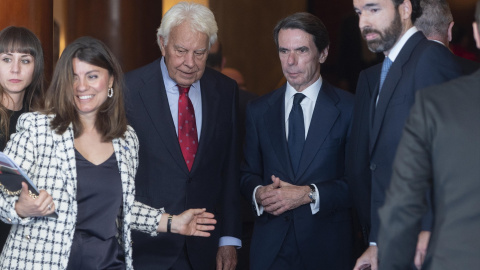  Los expresidentes del Gobierno de España, Felipe González y José María Aznar, durante la gala conmemorativa del centenario de Telefónica, en el Teatro Real. Alberto Ortega / Europa Press