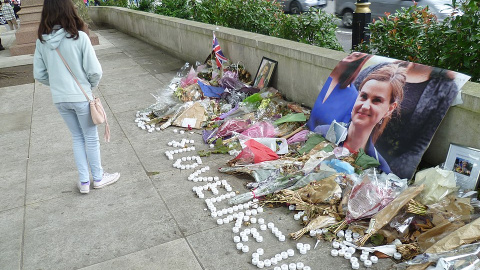 Memorial de Jo Cox en el Parliament Square, Londres. Autor: Philafrenzy, CC BY-SA 4.0, via Wikimedia Commons