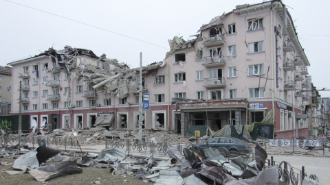 El Hotel Ucrania, tras los ataques recientes en Chernihiv.- Sergiy Starodavniy / EFE / EPA 