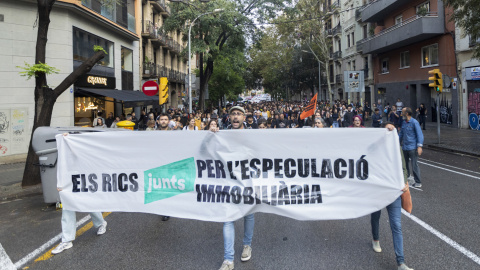  Varios centenares de personas, convocadas por el movimiento social por la vivienda Sindicat de Llogateres, se manifiestan cerca de la sede de Junts, en Barcelona. EFE/ Marta Pérez