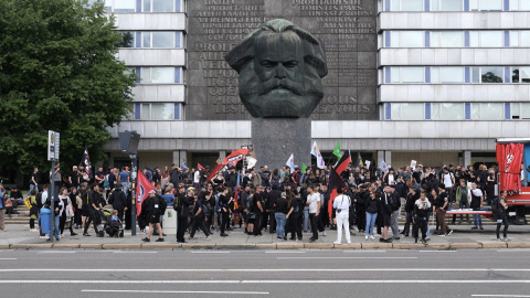  Imagen de archivo de una manifestación de activistas de izquierdas junto al monumento a Karl Marx en Chemnitz, Alemania. — Sebastian Willnow/AFP