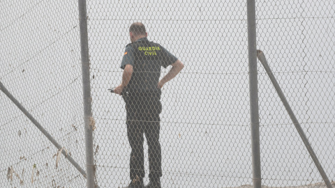  Un agente vigila en el espigón de la playa del Tarajal, a 25 de julio de 2022, en Ceuta (España). Antonio Sempere / Europa Press (Foto de ARCHIVO) 25/7/2022