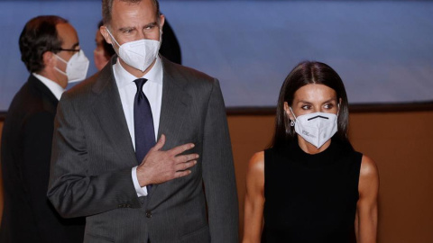 El rey Felipe VI (i) y Letizia (d) presiden el acto de presentación de la nueva marca de Ifema, este martes en el Palacio Municipal IFEMA, en Madrid. EFE/Mariscal