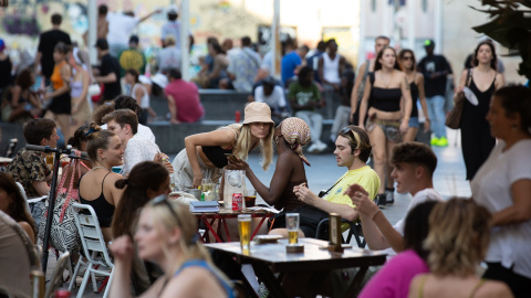 Varias personas sentadas en bares en la plaza dels Àngels del Raval, a 4 de agosto de 2022, en Barcelona, Cataluña (España). David Zorrakino / Europa Press