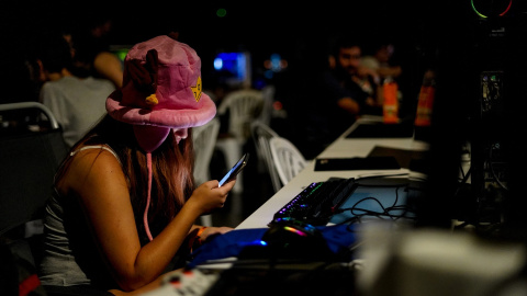 Una joven usa un teléfono móvil durante la inauguración del festival DreamHack Valencia 2023 (Foto de archivo). -EDUARDO MANZANA / Europa Press