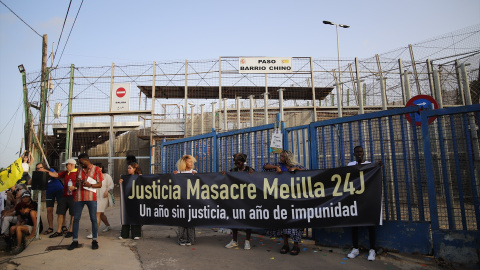  Foto de archivo de varias personas con una pancarta durante la I Marcha por la Justicia 24J ‘Un año sin Justicia’ en memoria de las víctimas fallecidas, heridas y desaparecidas en Melilla, a 24 de junio de 2023- EP