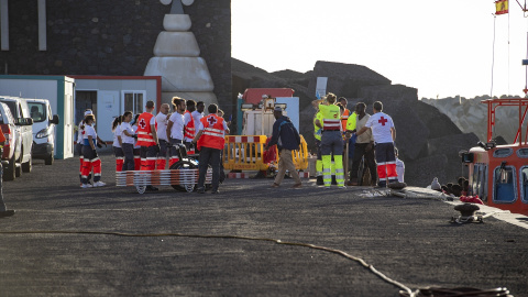  Los servicios sanitarios atienden a los migrantes llegados en cayuco, en el puerto de La Restinga. Isla de El Hierro.Antonio Sempere / Europa Press