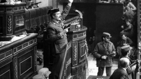  Entrada del teniente coronel de la Guardia Civil Antonio Tejero al grito de "todos al suelo". EFE.