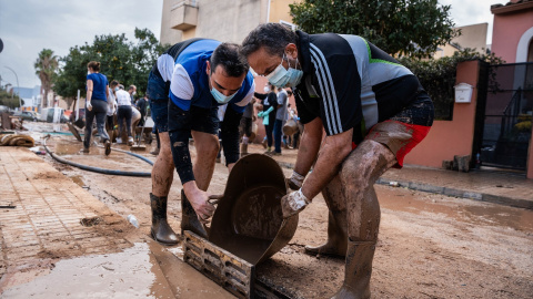  Varias personas limpian una zona afectada por la DANA en Benetusser.Matias Chiofalo / Europa Press