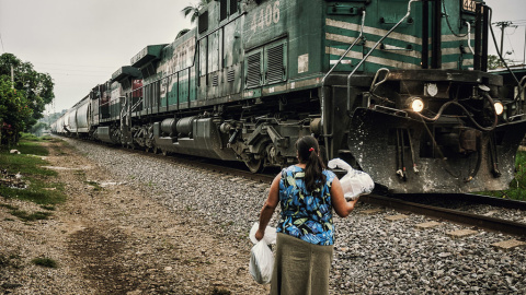 Mujer mexicana tratando de ayudar a migrantes a bordo de 'La Bestia'. Foto: Michael Huniewicz / CC BY 2.0