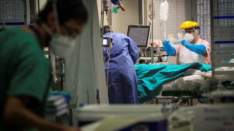 Varios sanitarios trabajan en la Unidad de Cuidados Intensivos de Coronavirus del Hospital de Galdakao (Bizkaia). EFE/ Miguel Toña/Archivo