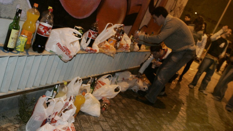  Imagen de archivo de los restos de un botellón en Valencia.- AFP