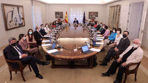  Foto de todos los ministros en sala histórica del Consejo, donde participarán en el primer Consejo de Ministros tras la remodelación del Gobierno, a 13 de julio de 2021, en Madrid (España).- EUROPA PRESS