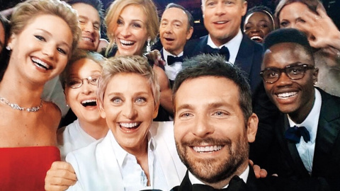 Selfie tomado por Bradley Cooper en los Oscars (2018).