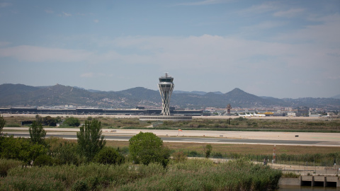 Vista del Aeropuerto Josep Tarradellas Barcelona-El Prat, cerca del espacio protegido natural de La Ricarda, un antiguo brazo de río abandonado. E.P./David Zorrakino