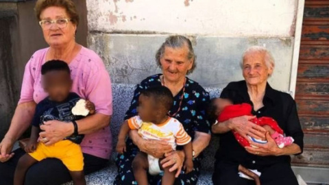 Tres abuelas con tres niños en Italia