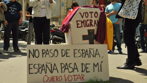 Protesta contra el 'voto rogado' frente a la Embajada de España en Francia (2015). Foto: Marea Granate.