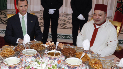 El rey de España, Felipe VI, y su homólogo marroquí, Mohamed VI, durante una cena en un viaje oficial a Marruecos (2014). Foto: Casa de S.M. el Rey. / Borja Fotógrafos.