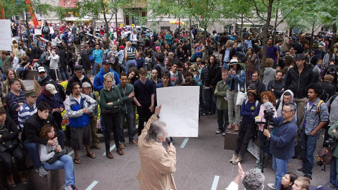 Un portavoz habla a la multitud en Zuccotti Park el 17 de septiembre de 2011. Foto: David Shankbone / CC BY 3.0