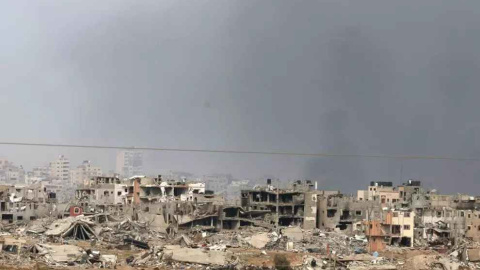 Vista de diversos edificis destruïts al barri de Shujayya, a la Franja de Gaza, vist des del sud d'Israel. - Albir Sultan / EFE