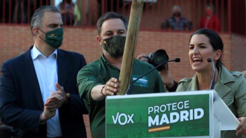 La candidata de VOX a las próximas elecciones en la Comunidad de Madrid, Rocío Monasterio (d), interviene durante un acto electoral junto al líder de la formación, Santiago Abascal (c), y el secretario general y portavoz en el Ayuntamiento de Madrid, 