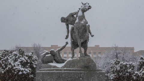 'Los portadores de la antorcha', escultura de Anna Hyatt en la Universidad Complutense de Madrid. Foto: UCM.