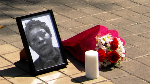 Retrato de Samba Martine en el homenaje a las puertas del juzgado el pasado 3 de junio. Foto: Diana Moreno.