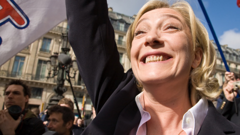 Marine Le Pen durante un desfile del Frente Nacional en París. Foto: Ernest Morales / CC BY-NC-ND 2.0