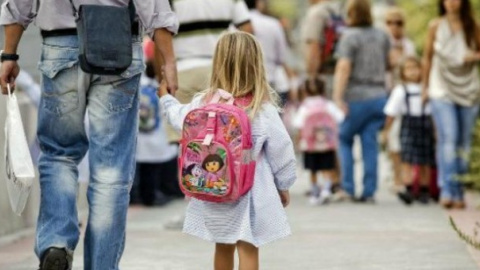  Un padre lleva de la mano a su hija en una calle de Madrid / EFE