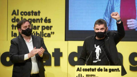  El coordinador general de EH Bildu, Arnaldo Otegi, y el líder de ERC, Oriol Junqueras (izda), durante un acto de ERC. EFE/David Borrat