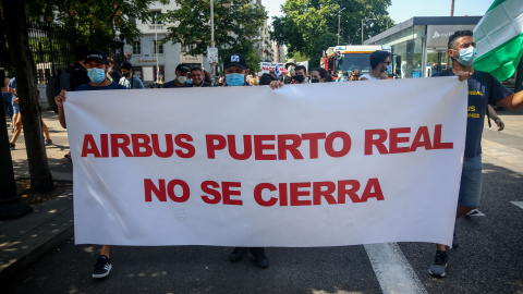  Varios trabajadores de la factoría Airbus en Getafe con una pancarta en la que se lee: "Airbus Puerto Real no se cierra", durante una manifestación por el cierre de la planta de Puerto Real por parte de la compañía, en la plaza de Cibeles, a 11 de ju