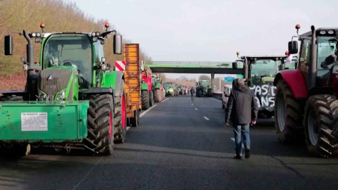 Los tractores de agricultores franceses asedian París. - Público