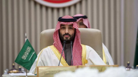 Mohamed Bin Salman riega de dólares su lavado de cara al tiempo que amenaza con penas de prisión. – AFP Photo / HO / SPA