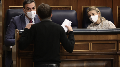  El líder de Más País, Íñigo Errejón, conversa con el presidente del Gobierno, Pedro Sánchez, y la vicepresidenta segunda del Gobierno y ministra de Trabajo, Yolanda Díaz, en una sesión plenaria en el Congreso de los Diputados, a 10 de noviembre 