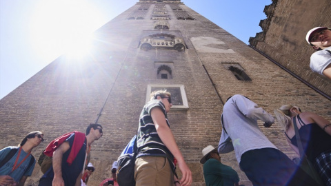 Turistas a los pies de la Giralda en Sevilla. – Joaquín Corchero / Europa Press