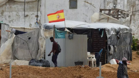  Imagen de archivo de varios jornaleros en un asentamiento de chabolas en Lepe, Huelva. – Cristina Quicler / AFP.