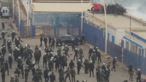 Policías desplegados junto a la valla que separa Nador y Melilla, tras el salto de cientos de emigrantes subsaharianos, el 24 de junio de 2022. EFE/ Stringer