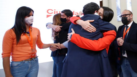  El candidato de Ciudadanos a la presidencia de la Comunidad de Madrid, Edmundo Bal, saluda a la presidenta del partido, Inés Arrimadas (2d), en la sede de su formación tras conocer los resultados de las elecciones celebradas hoy martes en Madrid. EFE/J