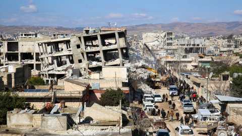 Las operaciones de búsqueda y rescate continúan en medio de la gran destrucción en la ciudad de Jenderis, en el noroeste de Siria, luego de dos terremotos mortales el lunes a 6 de febrero de 2023. Foto: Juma Mohammad / Zuma Press / ContactoPhoto