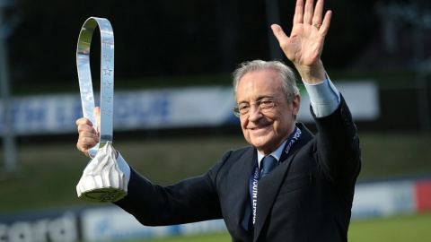 Fotografía de agosto de 2020 del presidente del Real Madrid, Florentino Perez, con el trofeo de la UEFA Youth League, ganado por el equipo de juveniles. E.P./DPA